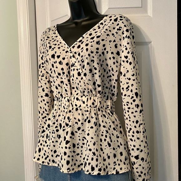Cow Print 🖤 Cinched Waist, Flattering Top. Dash Outfitters, NWT - Picture 2 of 12